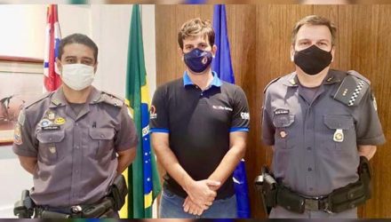 A partir da dir, Ten. Cel. PM Mello, prefeito Otávio Gomes e capitão PM Jean. Foto: DIVULGAÇÃO/PM