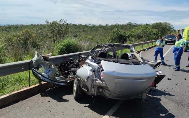 Carro bateu em caminhão e cinco pessoas morreram — Foto: Polícia Militar Rodoviária/ Divulgação