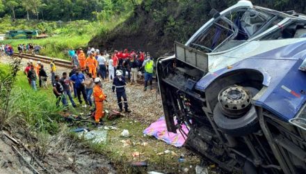 Ônibus que caiu em João Monlevade (MIG) vinha de Alagoas, com destino a São Paulo. Polícia Civil busca esclarecer as causas do acidente — Foto: Corpo de Bombeiros de MG/Divulgação via AFP