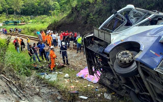 Bombeiros trabalham no local do acidente após ônibus cair de viaduto em João Monlevade, MG — Foto: Corpo de Bombeiros de MG/Divulgação via AFP