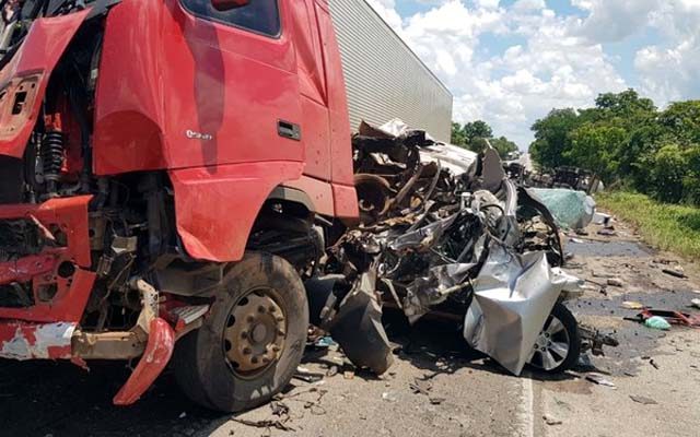 Caminhonete fica destruída em acidente na BR-153, em Porangatu — Foto: Reprodução/TV Anhanguera