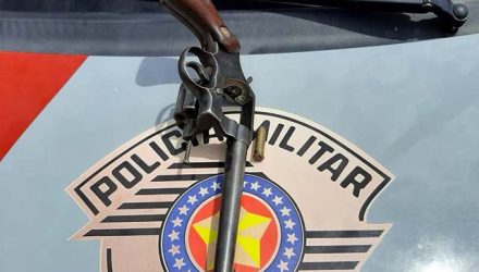 Foi apreendido um revólver calibre .38, da marca Colt, com uma munição. Fotos: DIVULGAÇÃO/PM