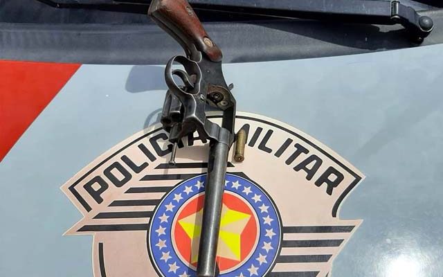 Foi apreendido um revólver calibre .38, da marca Colt, com uma munição. Fotos: DIVULGAÇÃO/PM