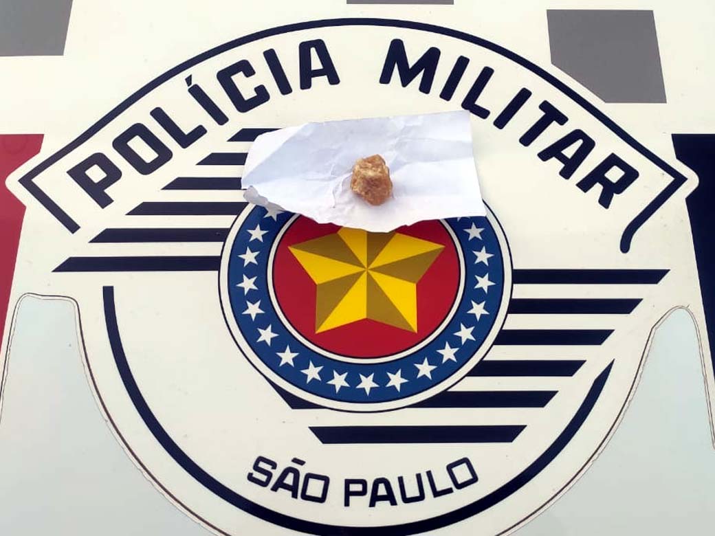 Foi apreendida uma pedra de crack pesando 5 gramas. Cada grama pode render entre 3 a 5 pedras da droga. Foto: DIVULGAÇÃO/PM