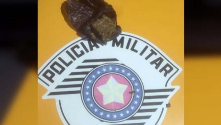 Foi apreendida uma porção de maconha pesando 24 gramas. Foto: DIVULGAÇÃO/PM