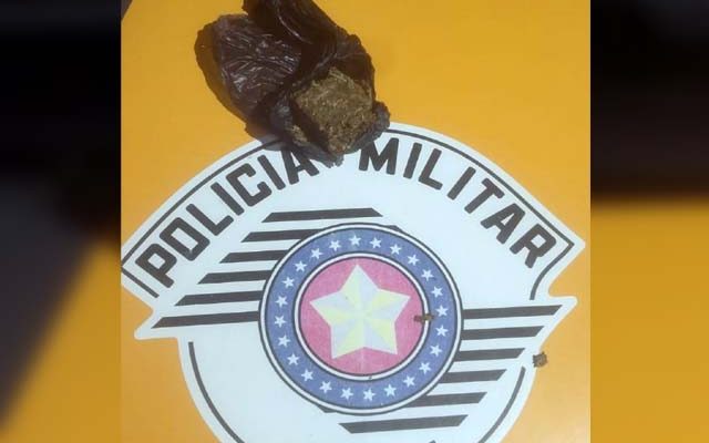 Foi apreendida uma porção de maconha pesando 24 gramas. Foto: DIVULGAÇÃO/PM