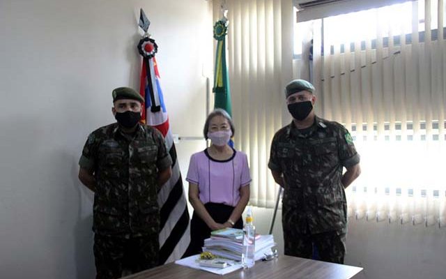 1º sargento Modesto (dir.), ao lado da prefeita Tamiko e sargento Mello, assume as atividades de formação dos jovens do município. Foto: Secom/Prefeitura