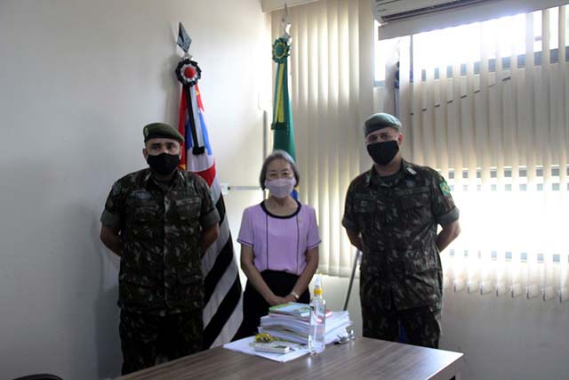1º sargento Modesto (dir.), ao lado da prefeita Tamiko e sargento Mello, assume as atividades de formação dos jovens do municÃpio. Foto: Secom/Prefeitura