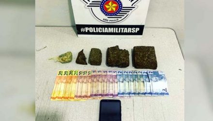 Foram apreendidos mais de 650 gramas de maconha, R$ 149,00 em dinheiro e um telefone celular. Foto: DIVULGAÇÃO/PM