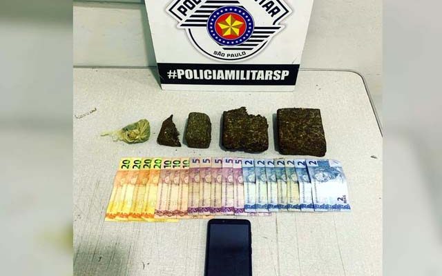 Foram apreendidos mais de 650 gramas de maconha, R$ 149,00 em dinheiro e um telefone celular. Foto: DIVULGAÇÃO/PM