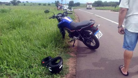 Motocicleta sofreu pequenas avarias, como riscos na carenagem, entortamento do guidão, do pedal de freio e estribo de apoio do pé, lado direito. Foto: MANOEL MESSIAS/Agência