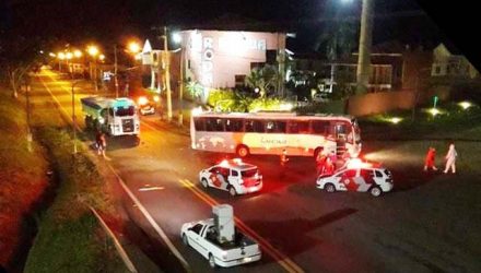 Motorista do ônibus disse que acionou a seta e iniciou a conversão para a vicinal de acesso ao Friboi, quando mototaxista atravessou o sinal vermelho e bateu. Foto: DIVULGAÇÃO