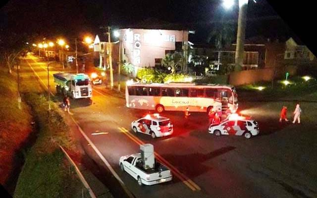 Motorista do ônibus disse que acionou a seta e iniciou a conversão para a vicinal de acesso ao Friboi, quando mototaxista atravessou o sinal vermelho e bateu. Foto: DIVULGAÇÃO