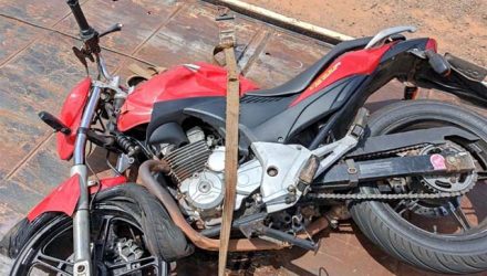 Motocicleta CB300, na cor vermelha ficou com a frente destruída. Foto: DIVULGAÇÃO