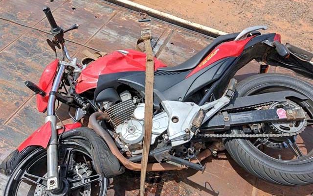 Motocicleta CB300, na cor vermelha ficou com a frente destruída. Foto: DIVULGAÇÃO