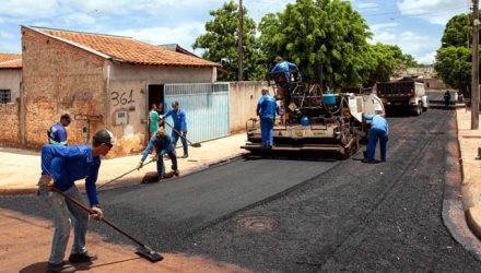 A prefeitura de Andradina deu prosseguimento ao asfaltamento na Santa
Maria no bairro Barbarotto. Foto: Secom/Prefeitura