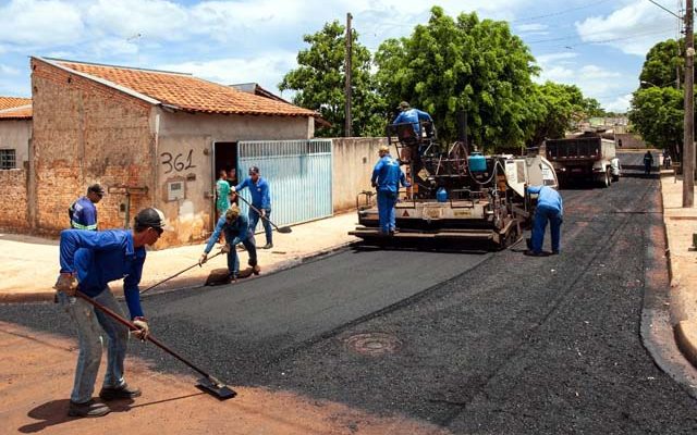 A prefeitura de Andradina deu prosseguimento ao asfaltamento na Santa
Maria no bairro Barbarotto. Foto: Secom/Prefeitura