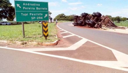 Carreta carregada com 37t de farelo de soja tombou no trevo de Nova independência. É o quarto acidente no local em um ano, um deles com vitima fatal. Fotos: DIVULGAÇÃO