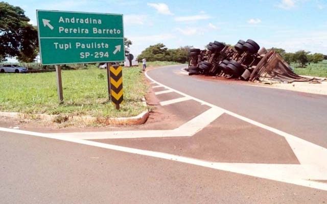 Carreta carregada com 37t de farelo de soja tombou no trevo de Nova independência. É o quarto acidente no local em um ano, um deles com vitima fatal. Fotos: DIVULGAÇÃO