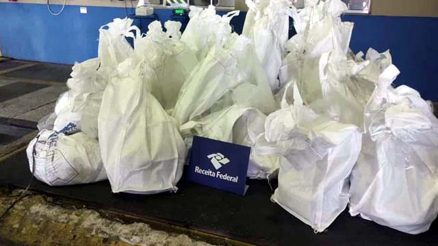 Droga foi encontrada dentro de carga de goiabada no Porto de Santos, SP — Foto: Divulgação/Receita Federal