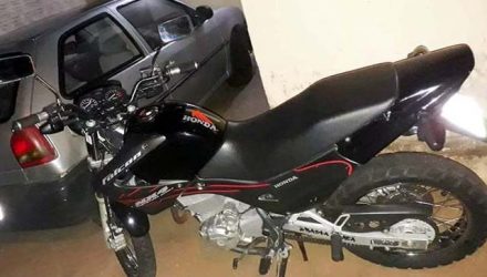 Motocicleta foi furtada enquanto estava estacionada na calçada da namorada do proprietário. Foto: DIVULGAÇÃO