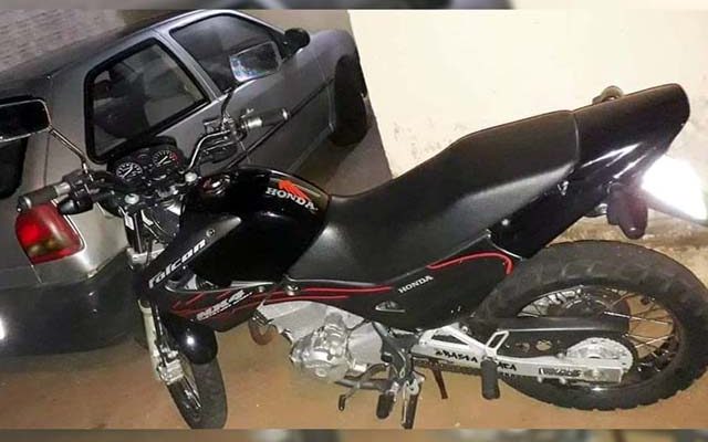 Motocicleta foi furtada enquanto estava estacionada na calçada da namorada do proprietário. Foto: DIVULGAÇÃO