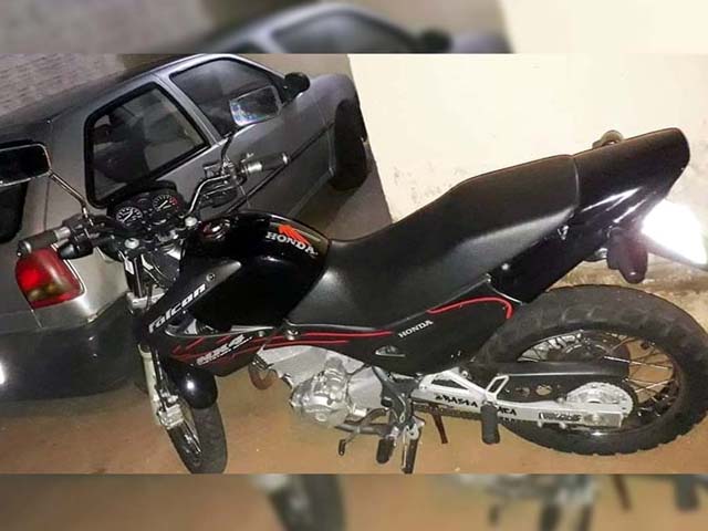 Motocicleta foi furtada enquanto estava estacionada na calçada da namorada do proprietário. Foto: DIVULGAÇÃO