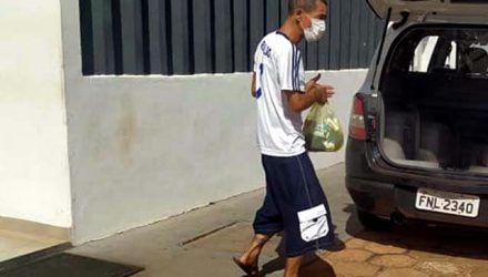 O desempregado M. S., M., o “Marcelinho”, no momento em que era encaminhado para a cadeia de Pereira Barreto. Foto: MANOEL MESSIAS/Agência