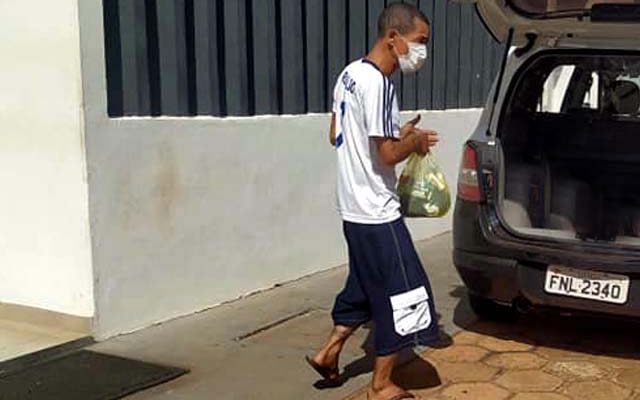 O desempregado M. S., M., o “Marcelinho”, no momento em que era encaminhado para a cadeia de Pereira Barreto. Foto: MANOEL MESSIAS/Agência
