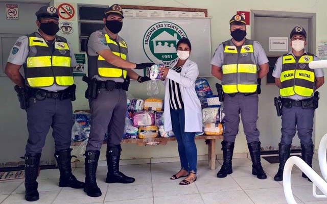 Entrega das fraldas ao asilo de Andradina aconteceu nesta terça-feira (12). Foto: DIVULGAÇÃO/PMRv