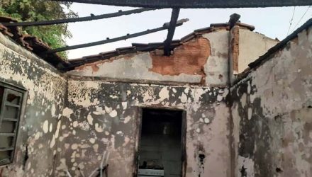 Incêndio criminoso destruiu completamente onde viviam a ex-mulher do acusado, um bebê do casal e os pais dela. Foto: Castilho Verdade