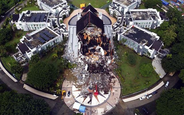 Prédio do governo ficou destruído no oeste da ilha de Sulawesi, na Indonésia, após terremoto. — Foto: Abdi Latief/AP Photo