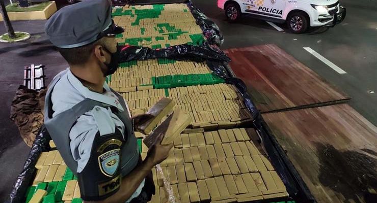 Ao todo foram apreendidos mais de 1.8 mil tijolos de maconha — Foto: Polícia Rodoviária / Divulgação.