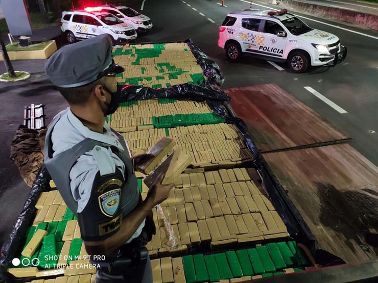 Ao todo foram apreendidos mais de 1.8 mil tijolos de maconha — Foto: Polícia Rodoviária / Divulgação.