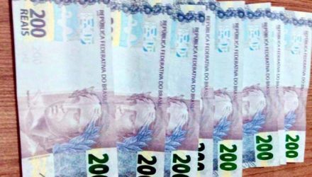 Foram apreendidas com o adolescente várias notas falsas no valor de R$ 200,00 cada. Foto: DIVULGAÇÃO/PM