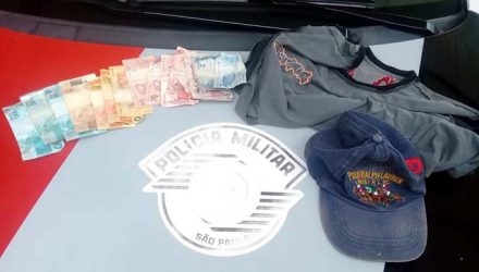 Foram recuperados R$ 484,00, e apreendidos uma blusa e um boné que o acusado usava no dia do crime. Foto: PM DIVULGAÇÃO