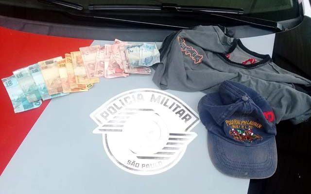 Foram recuperados R$ 484,00, e apreendidos uma blusa e um boné que o acusado usava no dia do crime. Foto: PM DIVULGAÇÃO