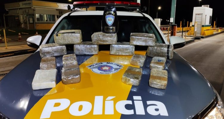 Passageira de táxi é presa com tabletes de cocaína e skunk em Avaí — Foto: Polícia Rodoviária/Divulgação.