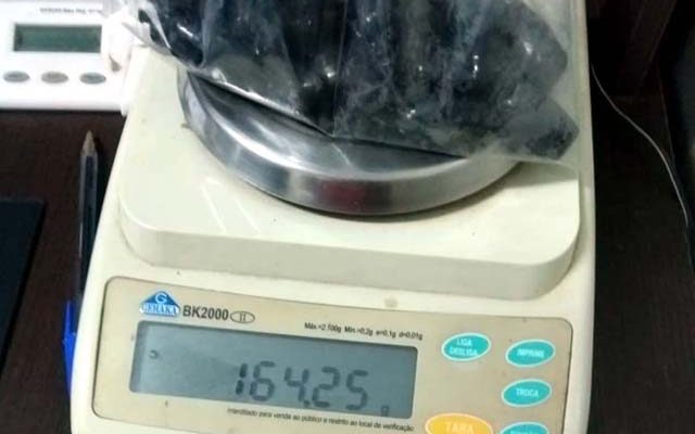 Foram apreendidas 10 porções de cocaína e outras 16 de maconha que, depois de pesada totalizaram 164 gramas, tudo escondido no anus da acusada. Foto: DIVULGAÇÃO