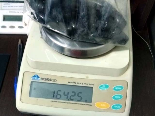 Foram apreendidas 10 porções de cocaína e outras 16 de maconha que, depois de pesada totalizaram 164 gramas, tudo escondido no anus da acusada. Foto: DIVULGAÇÃO