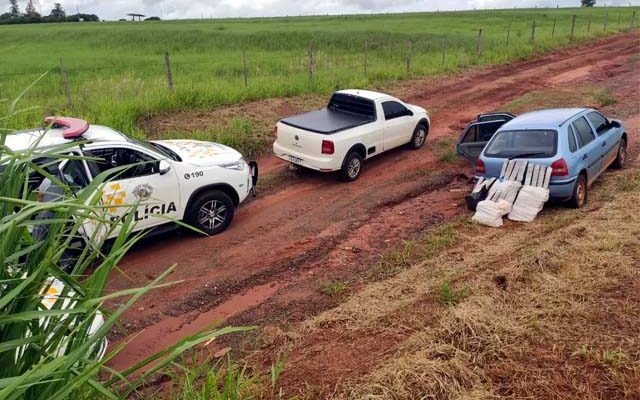 Caminhonete e carro com drogas foram abordados neste domingo (17) em Avaí — Foto: Polícia Rodoviária/Divulgação