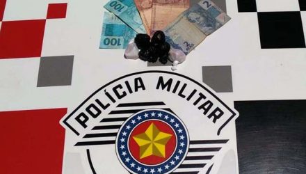 Foram apreendidas 6 porções de crack embaladas e prontas para o comércio, além de R$ 217,00 em dinheiro. Foto: DIVULGAÇÃO/PM