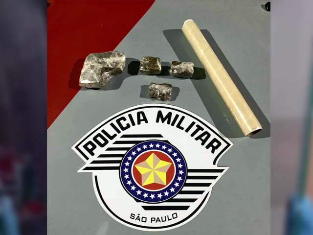 A droga e o material para embalagem localizados foram apreendidos pela Polícia Civil. Foto: PM/DIVULGAÇÃO