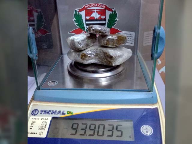 A droga e o material para embalagem localizados foram apreendidos pela Polícia Civil. Foto: PM/DIVULGAÇÃO