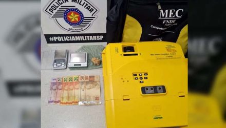 Foram apreendidos 20 gramas de crack, balanças de precisão, R$ 175,00 em dinheiro e um veículo. Foto: DIVULGAÇÃO/PM