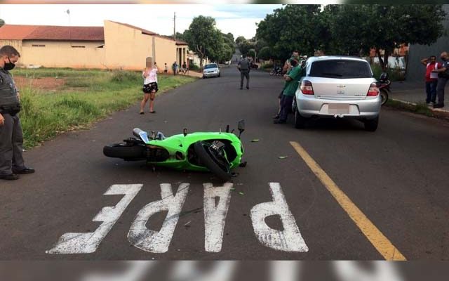 Tanto a motocicleta, como o automóvel sofreram pequenos danos. Foto: Divulgação