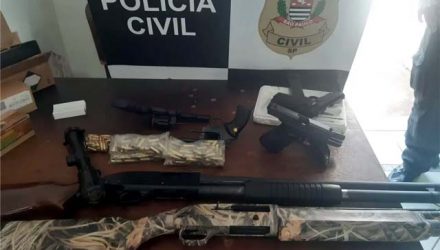 Duas espingardas, duas pistolas, dois revólveres e munições foram apreendidos com empresário de Birigui. Foto: Divulgação