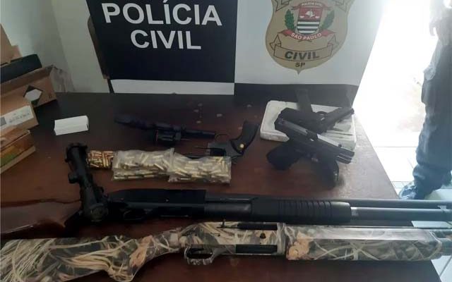 Duas espingardas, duas pistolas, dois revólveres e munições foram apreendidos com empresário de Birigui. Foto: Divulgação