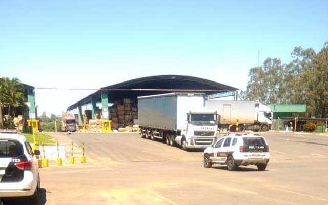 Polícias Militar, Civil e perícia técnica compareceram na indústria de papelão. Foto: DIVULGAÇÃO