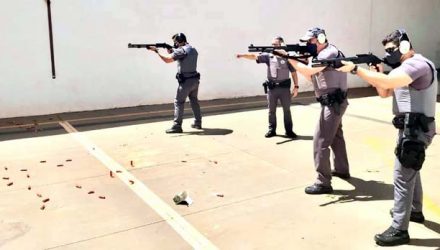 Os Policiais Militares pertencentes ao efetivo do 28º BPM/I de Andradina já estão sendo habilitados no uso da nova espingarda Calibre 12. Foto: PM/Divulgação